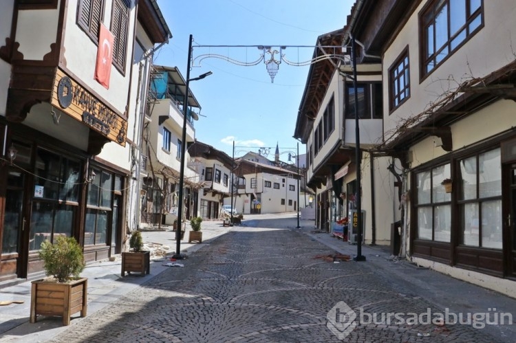 Depremde hasar gören 'Lezzet Sokağı' araç trafiğine kapatıldı
