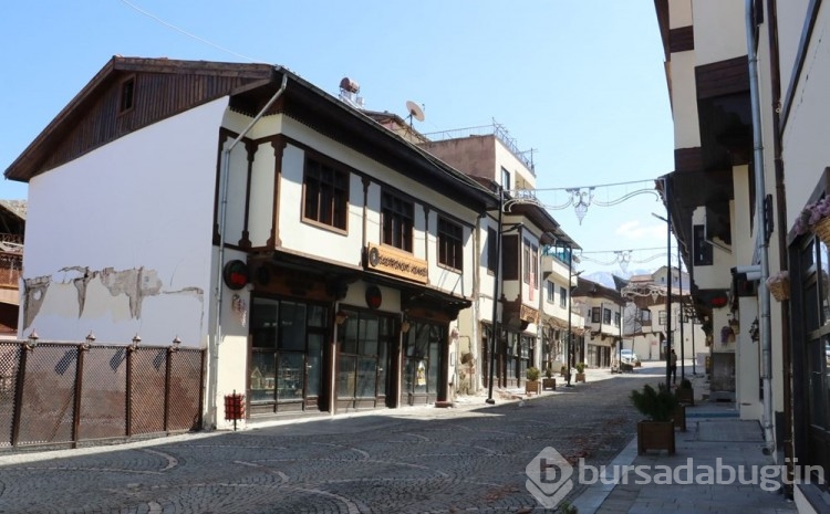 Depremde hasar gören 'Lezzet Sokağı' araç trafiğine kapatıldı
