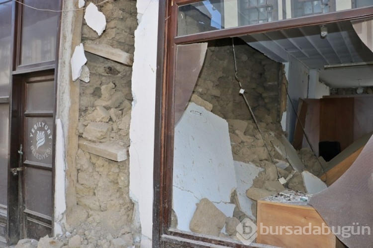 Depremde hasar gören 'Lezzet Sokağı' araç trafiğine kapatıldı
