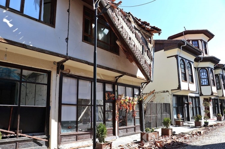 Depremde hasar gören 'Lezzet Sokağı' araç trafiğine kapatıldı
