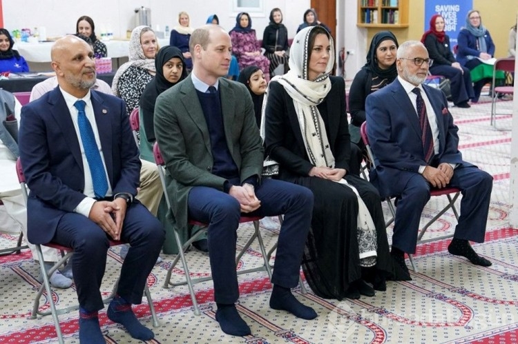 Prenses Kate Middleton ve Prens William İngiltere'dek Türk ve Müslüman derneklerini ziyaret etti
