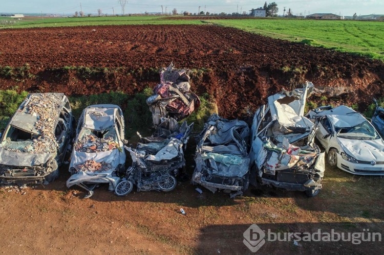 Depremzedeler araba hurdalıklarında araçlarını bulmaya çalışıyorlar

