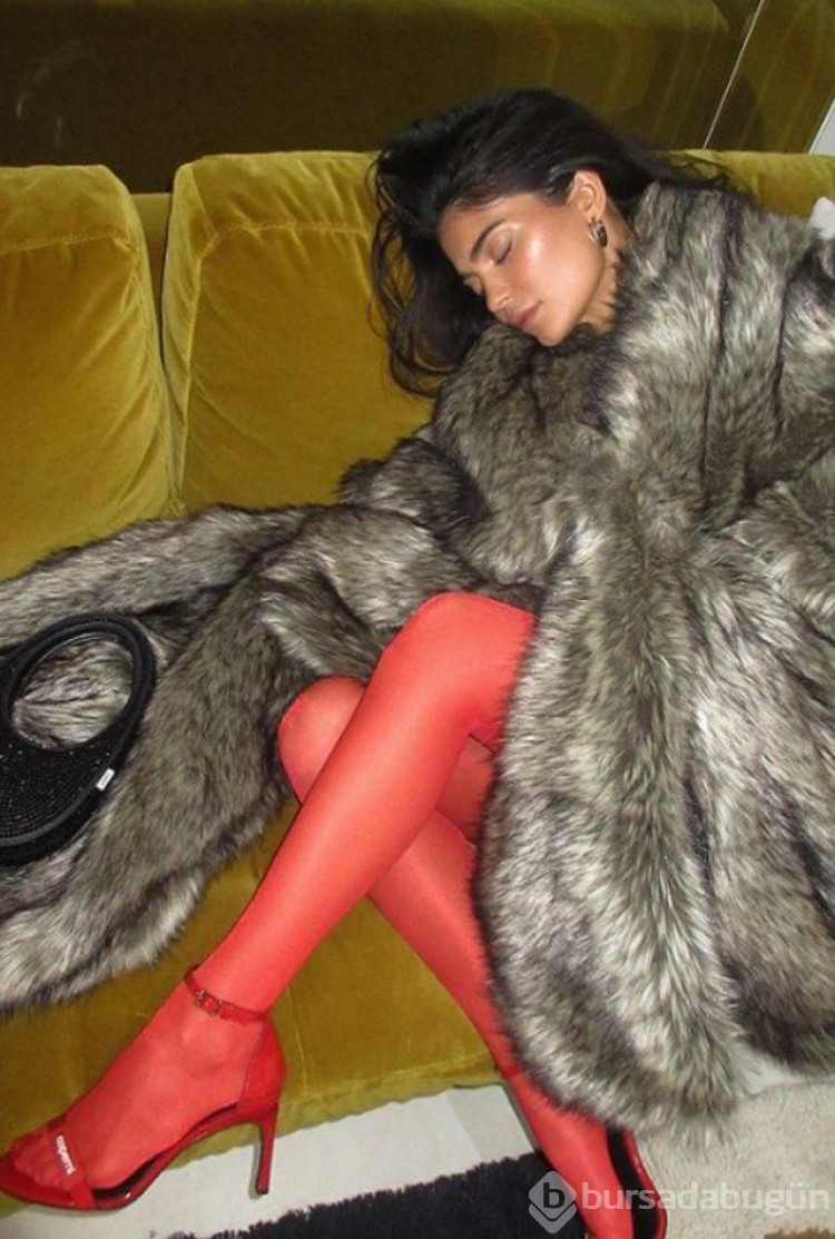 Kylie Jenner Sütyensiz pozunda göğüslerini eliyle kapattı