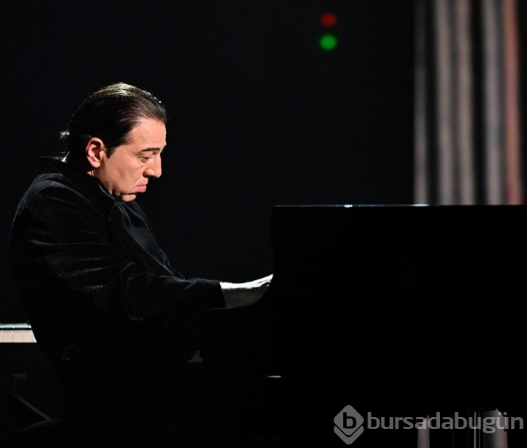 Paris'te depremzedeler için konser verildi
