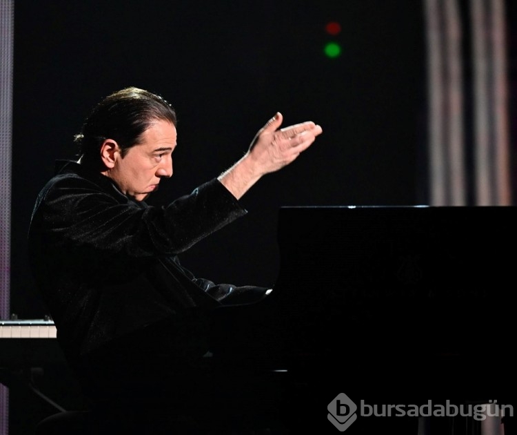 Paris'te depremzedeler için konser verildi
