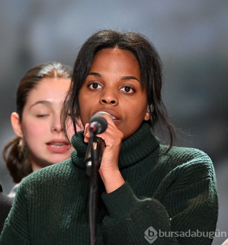 Paris'te depremzedeler için konser verildi
