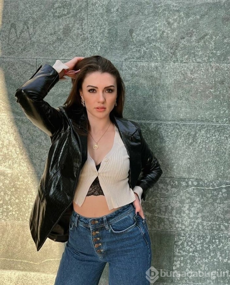 Güzel oyuncu Burcu Özberk'in papağanı evden kaçtı