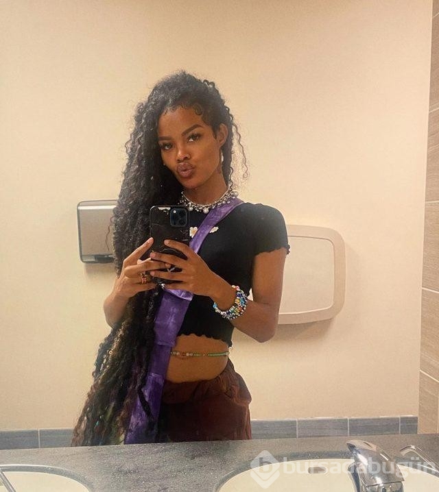 Transparan giyen Teyana Taylor dekoltesiyle büyüledi