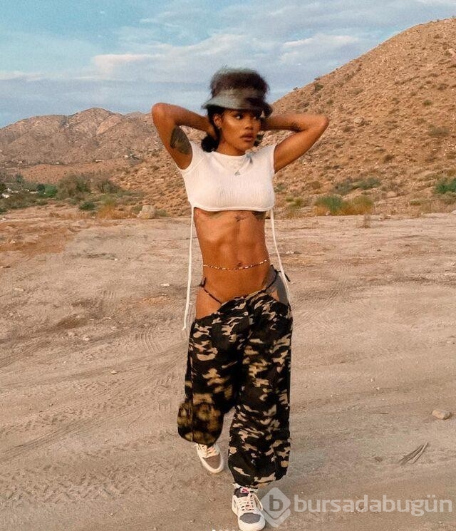 Transparan giyen Teyana Taylor dekoltesiyle büyüledi