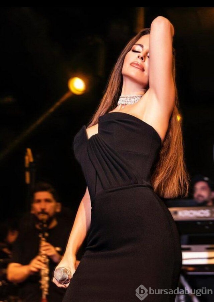 Ünlü şarkıcı Simge Sağın cesur tarzıyla baş döndürdü!