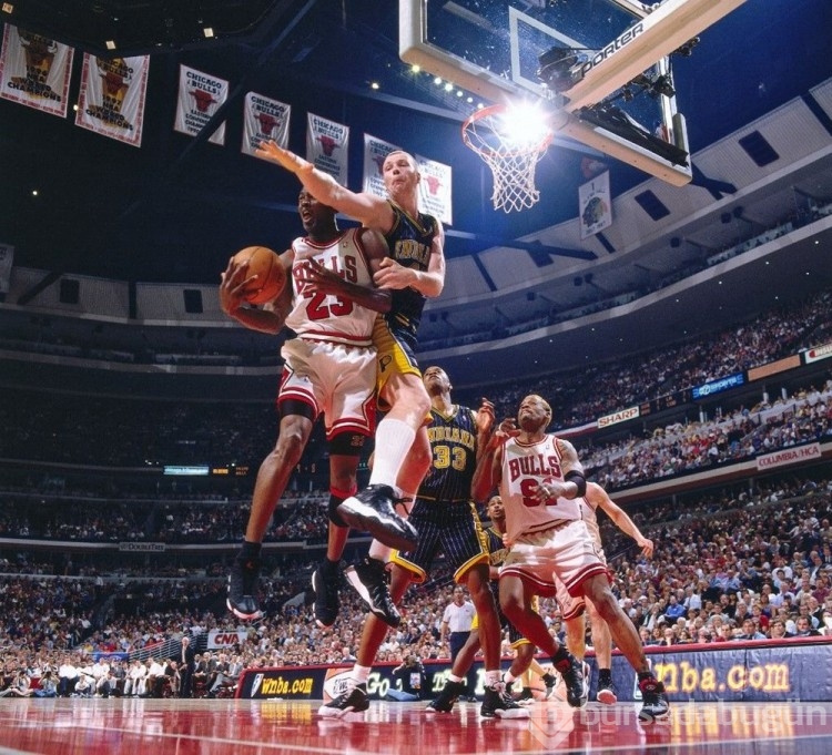 Michael Jordan'ın 1998 yılındaki NBA Finali ayakkabıları satışa çıkarıldı
