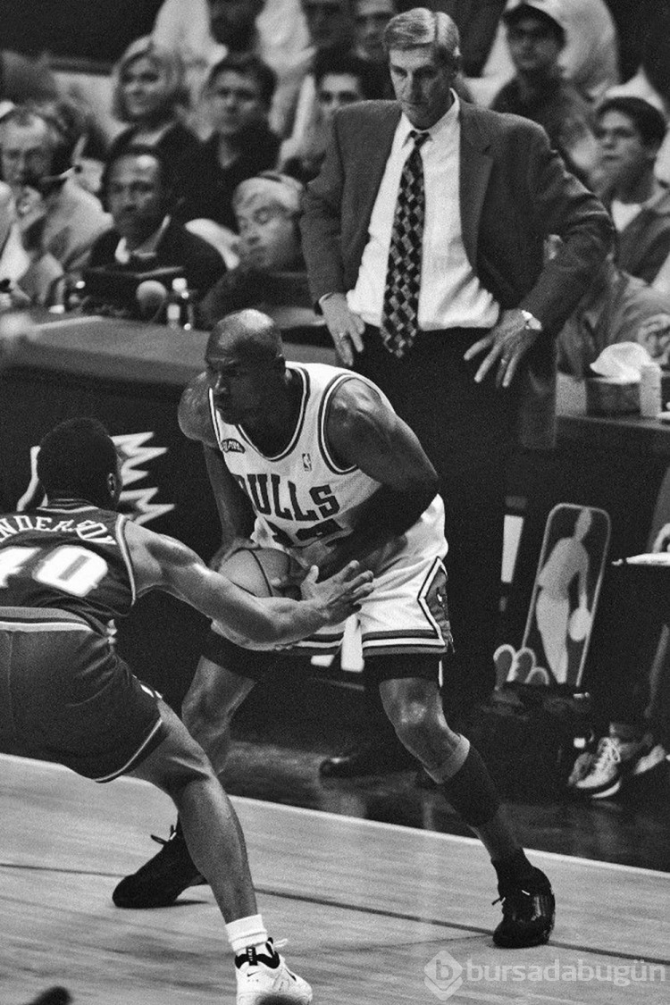 Michael Jordan'ın 1998 yılındaki NBA Finali ayakkabıları satışa çıkarıldı
