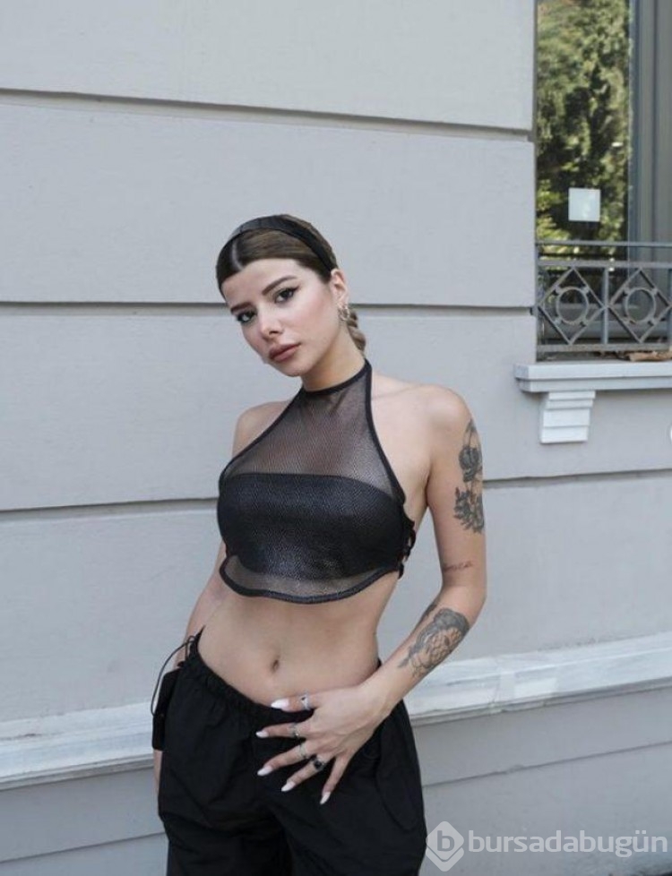 TikTok fenomeni Merve Yalçın minisiyle poz verdi! 