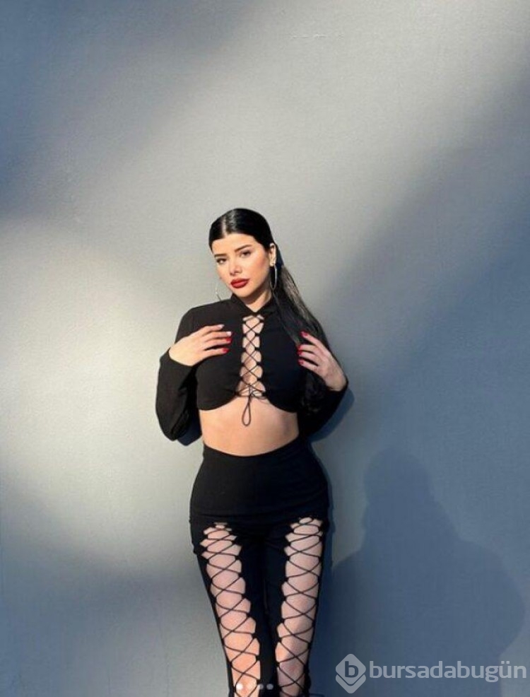TikTok fenomeni Merve Yalçın minisiyle poz verdi! 