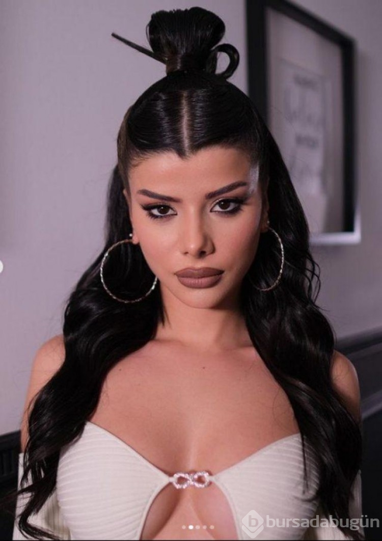 TikTok fenomeni Merve Yalçın minisiyle poz verdi! 