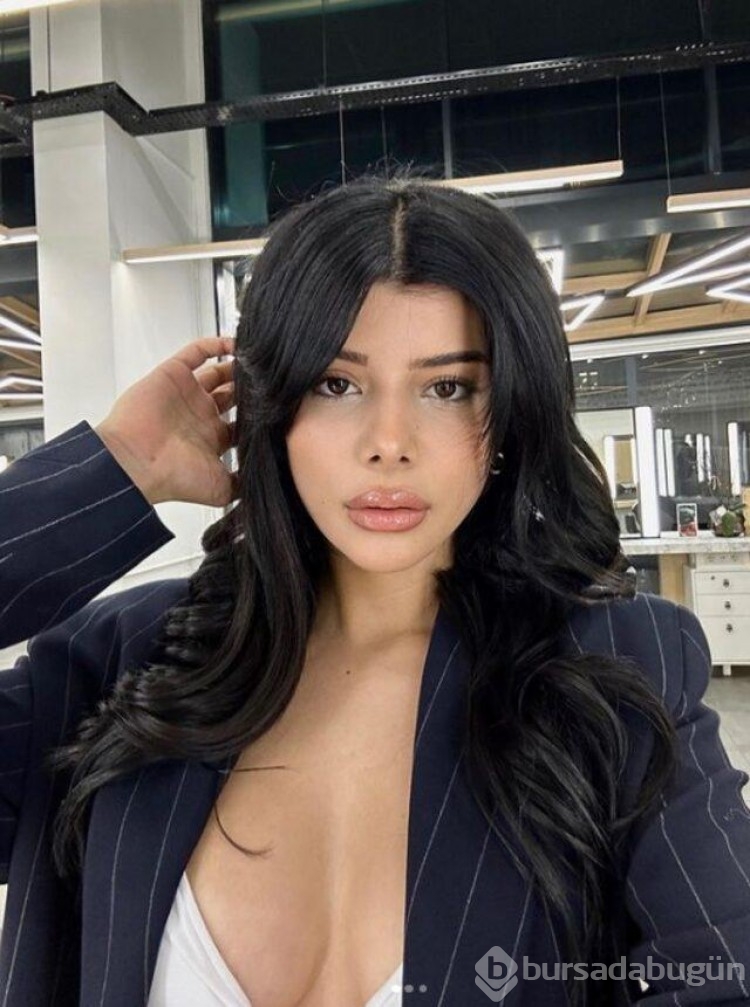 TikTok fenomeni Merve Yalçın minisiyle poz verdi! 