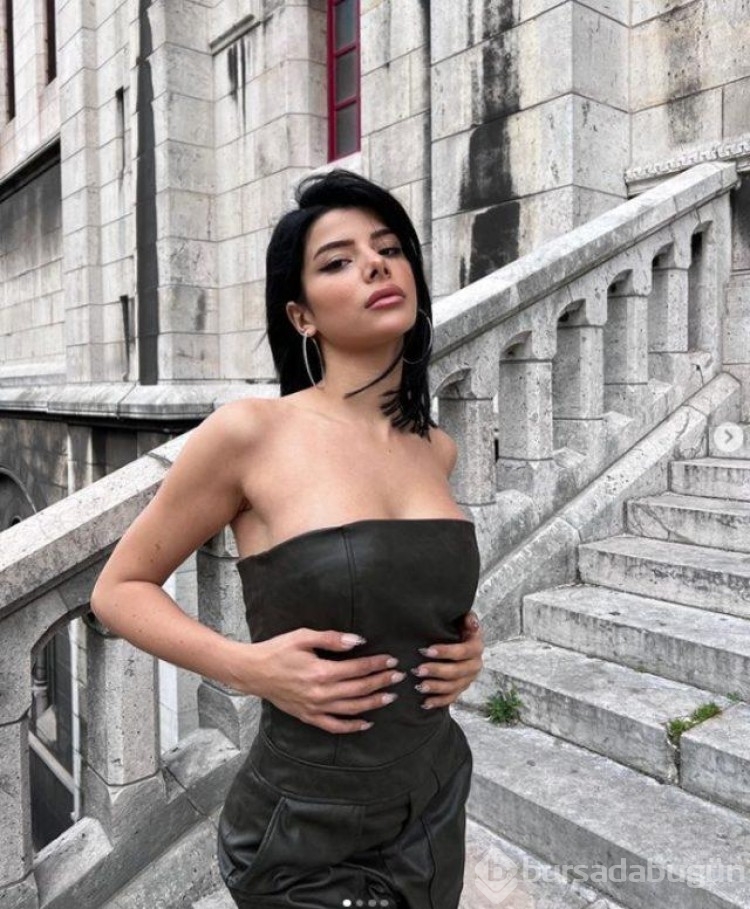 TikTok fenomeni Merve Yalçın minisiyle poz verdi! 