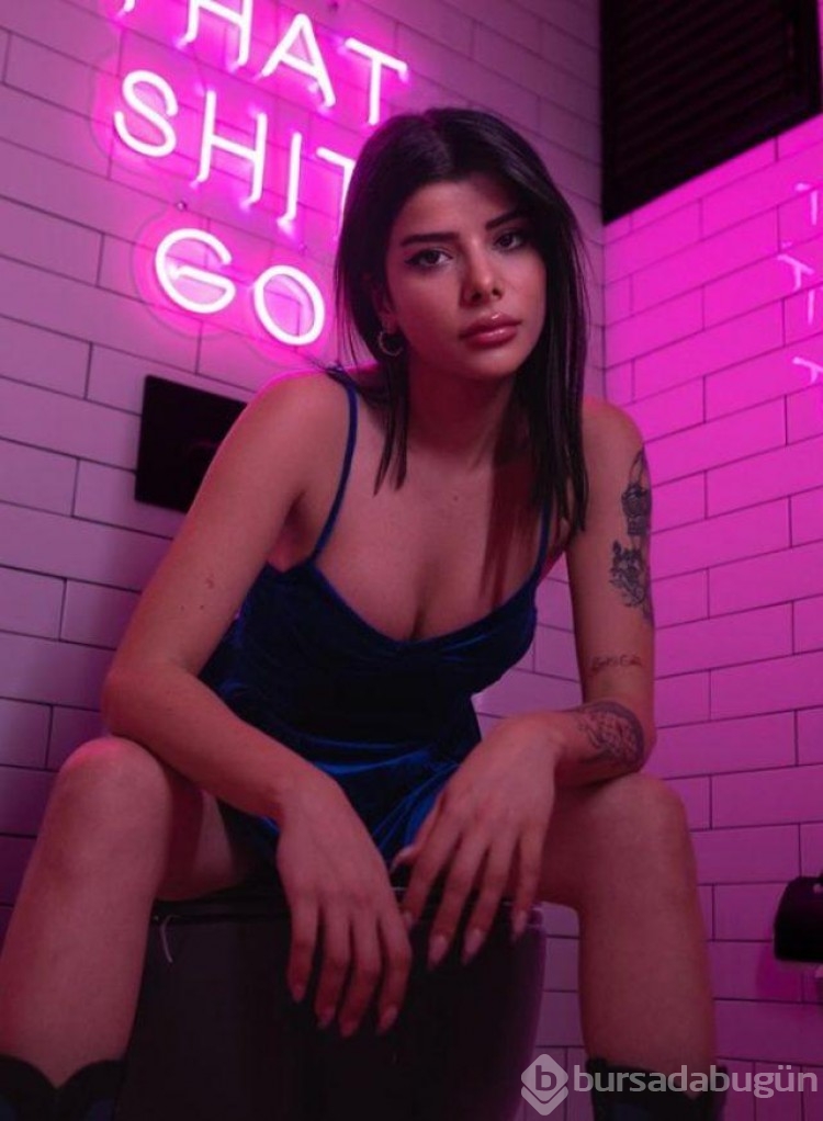 TikTok fenomeni Merve Yalçın minisiyle poz verdi! 