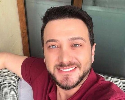 Oyuncu Onur Büyüktopçu yeni tarzıyla dikkat çekti