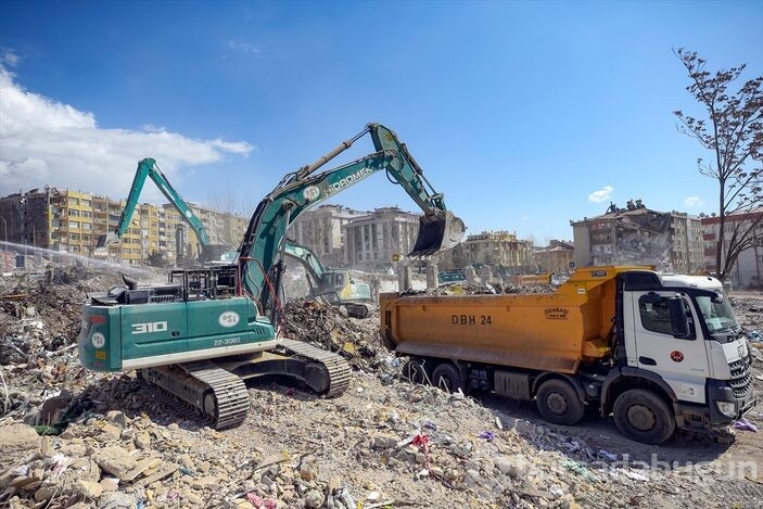 Tam 39 gün önce olan Kahramanmaraş'ta depremin izleri siliniyor