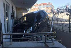 Otomobil, dairenin balkonuna girdi!