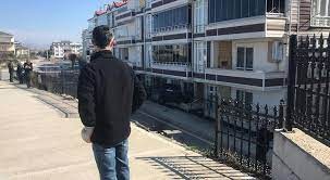 Otomobil, dairenin balkonuna girdi!