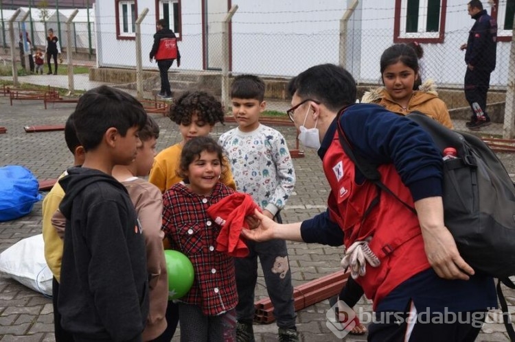 Güney Koreli gönüllüler destek amaçlı deprem bölgesinde