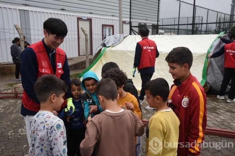 Güney Koreli gönüllüler destek amaçlı deprem bölgesinde