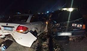 kenara çekilen araca, otomobil çarptı: 1 yaralı