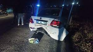 kenara çekilen araca, otomobil çarptı: 1 yaralı