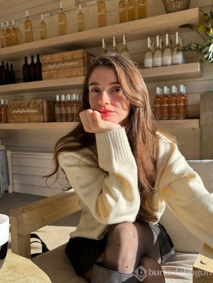 Miss Turkey güzeli Aslı Sümen sevgilisinin boynuna atkı doladı