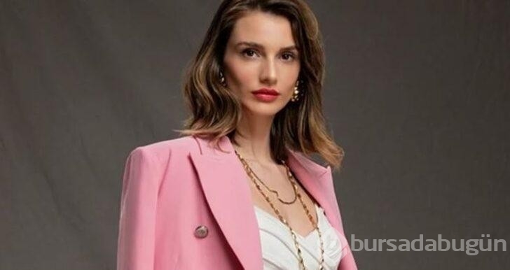 Miss Turkey güzeli Aslı Sümen sevgilisinin boynuna atkı doladı