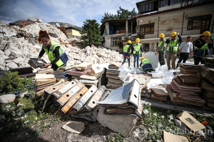Hatay'da yıkılan kilisenin enkazından 11 ikona ve çok sayıda İncil çıkarıldı
