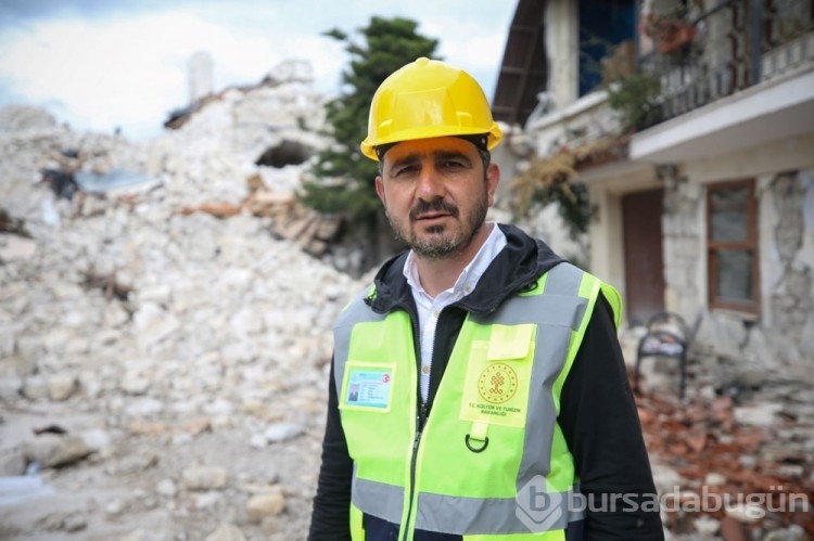 Hatay'da yıkılan kilisenin enkazından 11 ikona ve çok sayıda İncil çıkarıldı
