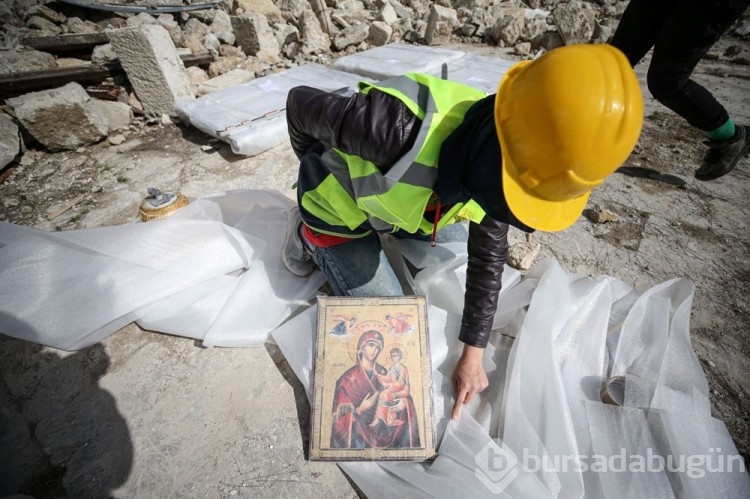 Hatay'da yıkılan kilisenin enkazından 11 ikona ve çok sayıda İncil çıkarıldı
