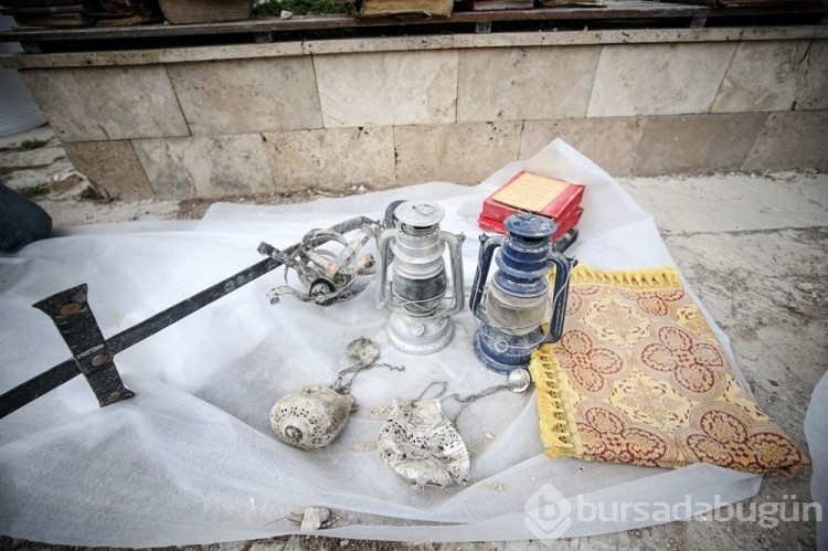 Hatay'da yıkılan kilisenin enkazından 11 ikona ve çok sayıda İncil çıkarıldı
