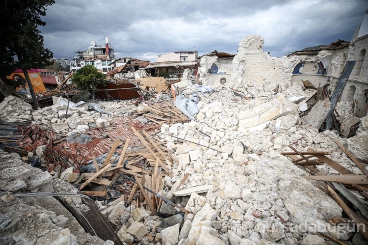 Hatay'da yıkılan kilisenin enkazından 11 ikona ve çok sayıda İncil çıkarıldı
