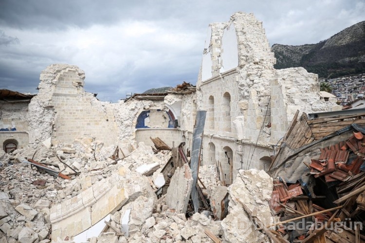 Hatay'da yıkılan kilisenin enkazından 11 ikona ve çok sayıda İncil çıkarıldı
