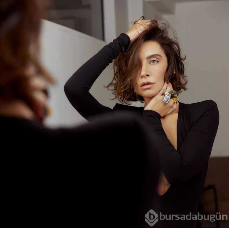 Şarkıcı Sıla depremzedeler için sahne aldı