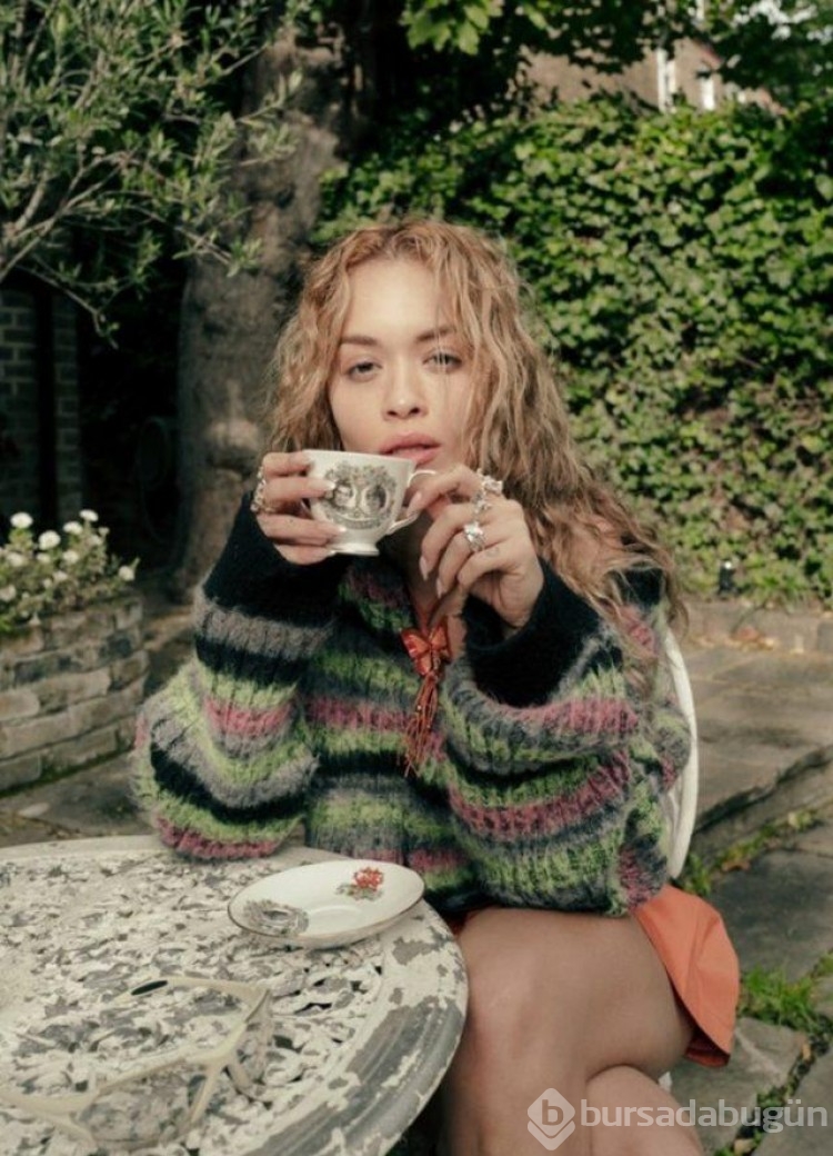 Şarkıcı Rita Ora göğüs dekoltesiyle kendine hayran bıraktı