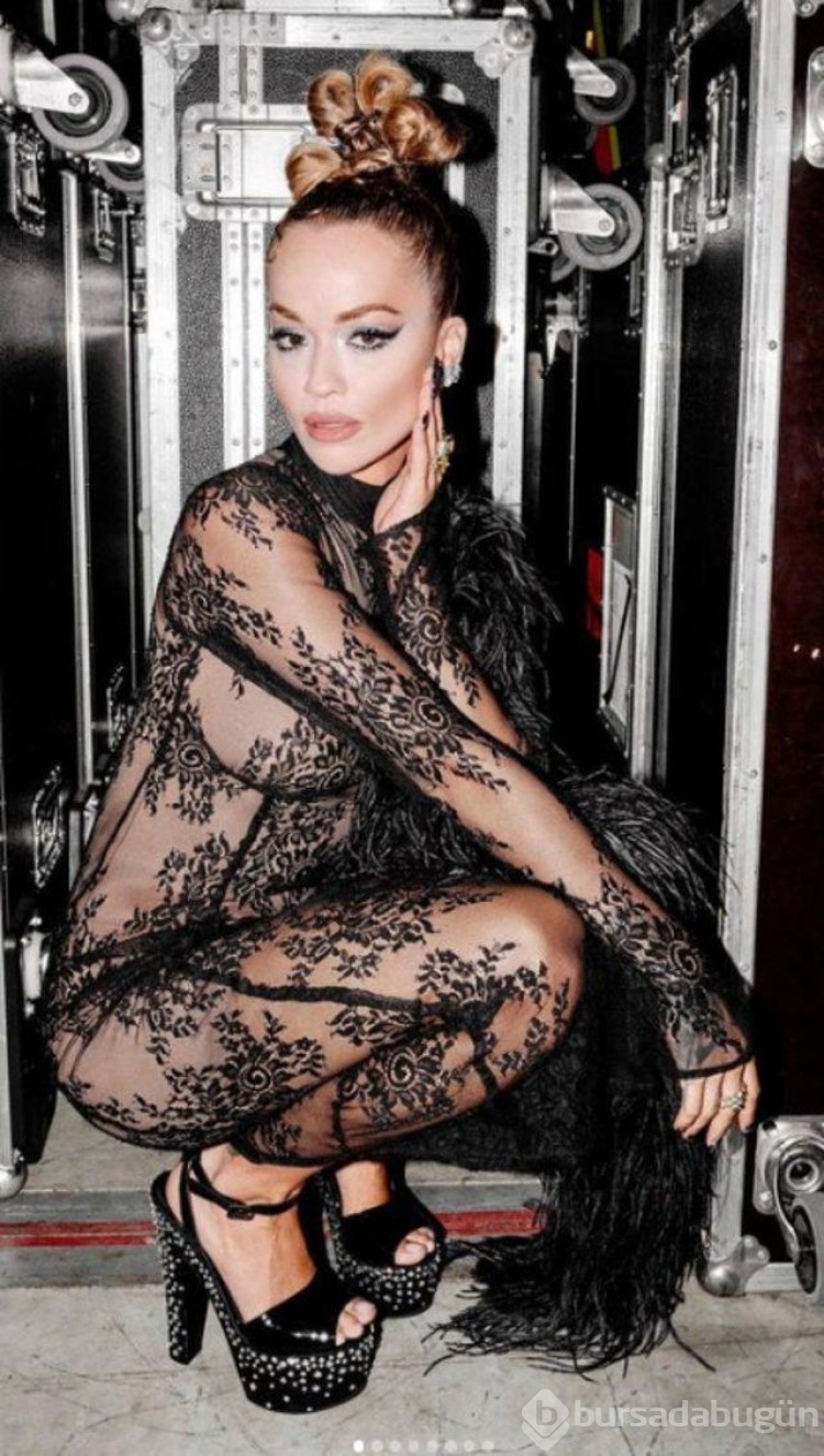 Şarkıcı Rita Ora göğüs dekoltesiyle kendine hayran bıraktı