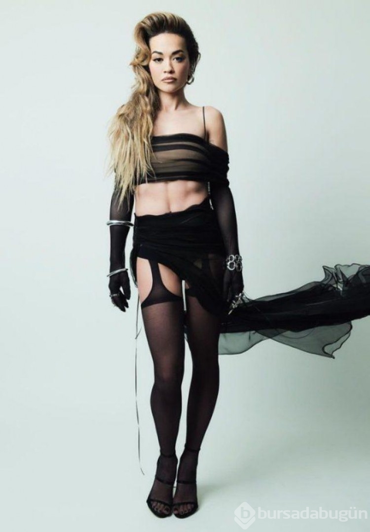 Şarkıcı Rita Ora göğüs dekoltesiyle kendine hayran bıraktı