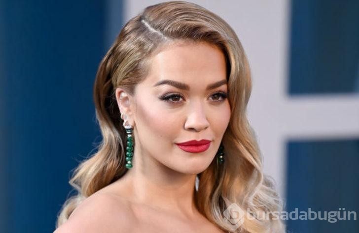 Şarkıcı Rita Ora göğüs dekoltesiyle kendine hayran bıraktı