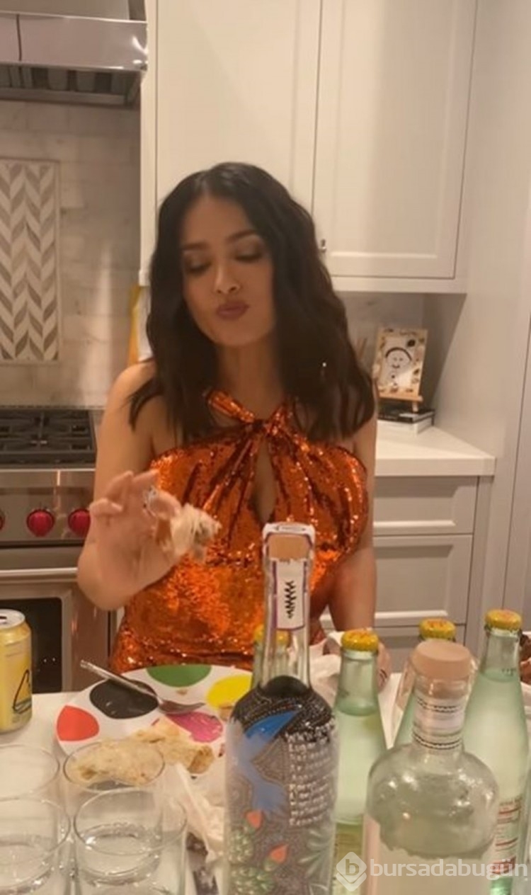 Salma Hayek Oscar gecesini mutfakta noktaladı
