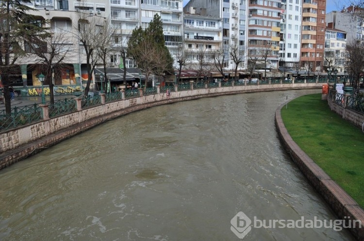 Eskişehir'de Porsuk Çayı'nın rengi kahverengiye döndü
