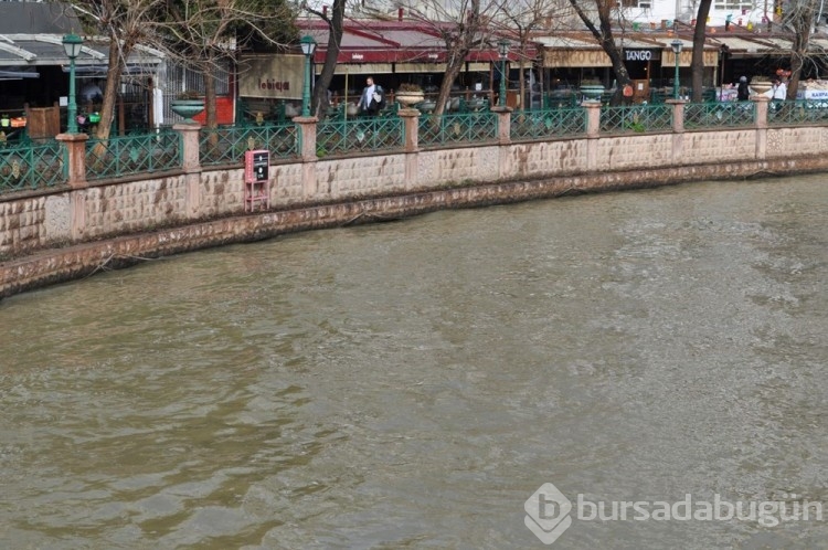 Eskişehir'de Porsuk Çayı'nın rengi kahverengiye döndü
