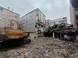 Yıkımı yapılan bina yan binanın üzerine çöktü!