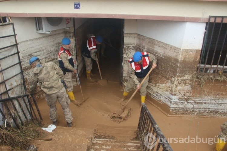 Mehmetçiğin sel bölgesindeki yoğun mesaisi devam ediyor
