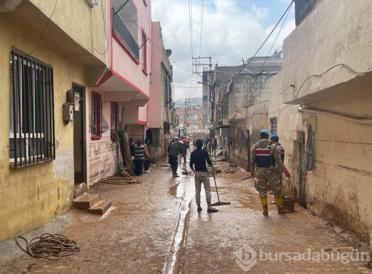 Yüzme antrenörü selde 5 çocuğu kurtardı