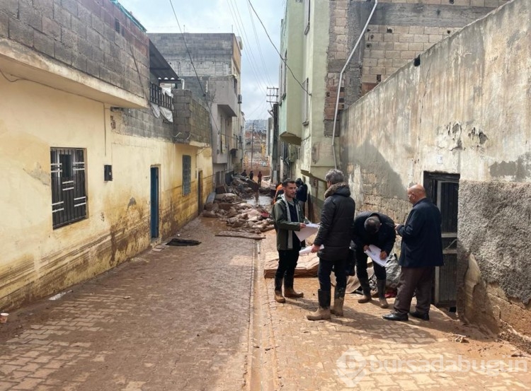 Yüzme antrenörü selde 5 çocuğu kurtardı